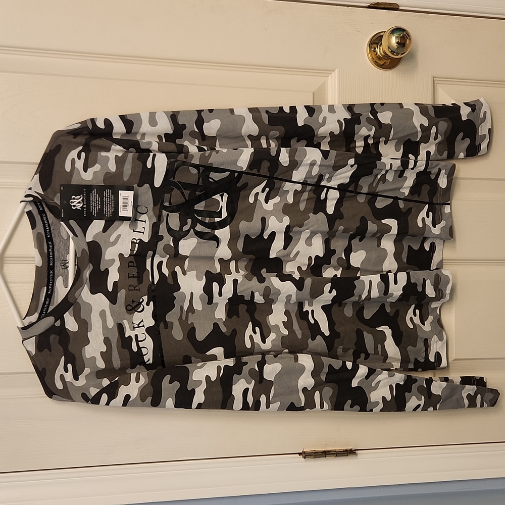 Rock & Republic camouflage long sleeve men's t-shirt. Sz M